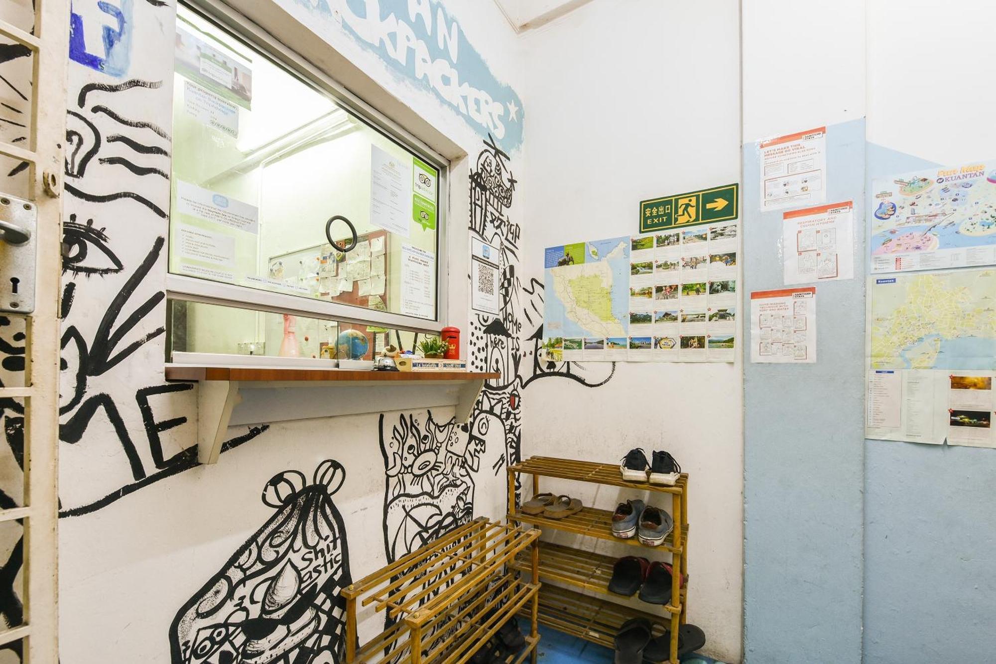 Spot On 89872 Kuantan Backpackers Hotel Buitenkant foto